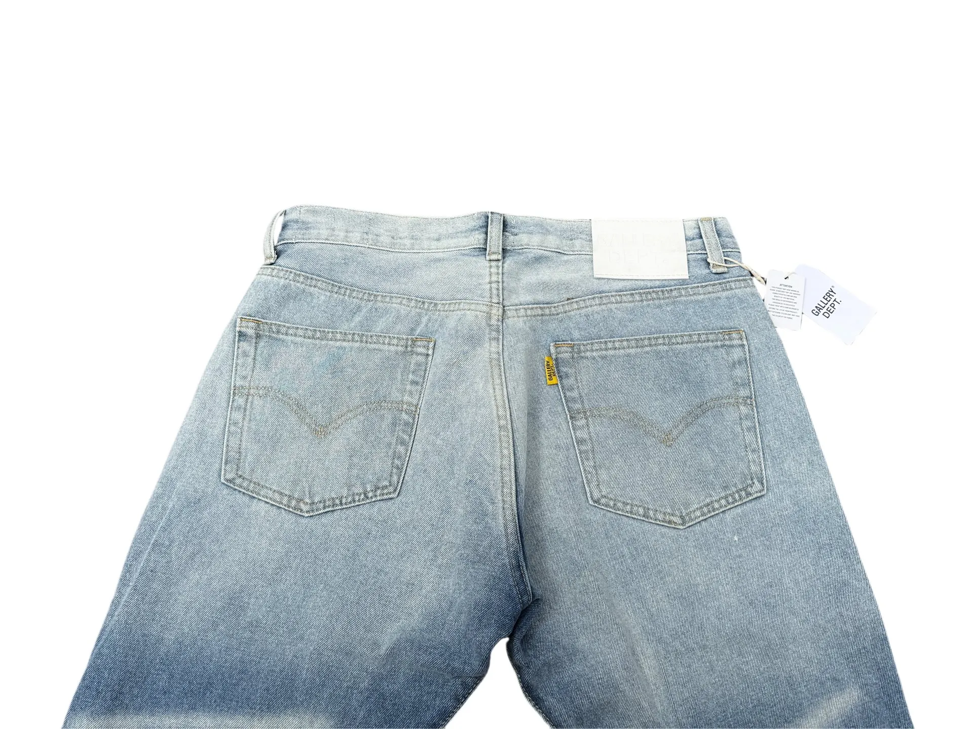 P240💰G66 GALLERY DEPT. Denim spliced ​​with all-over printed leather ripped bell-bottoms, washed and distressed jeans. GALLERY is attracted by these bell-bottoms. Whether it is a reset of Carhartt or Levis, it has created a strong brand style. Since these pants are modified from rare vintage, the production capacity is limited. Therefore, after many icons wore them, these pants were once hard to find. Later, perhaps due to the improvement of GD's business in the past two years and the expansion of production lines, the brand itself lowered the price, so I can't wait any longer for these pants this year and will definitely buy them. During the process of the denim washing plant, the owner of the washing plant helped introduce a boss who had worked for Levi's foundry and started his own business. This also paved the way for the following styles. Therefore, Levi's remodeled single product for the base plate is really familiar. Whether it is the fabrics supplied or the lathes used in production, there is nothing to choose from. -Color: blue -Size: S-XXL (corresponding to 28-36)